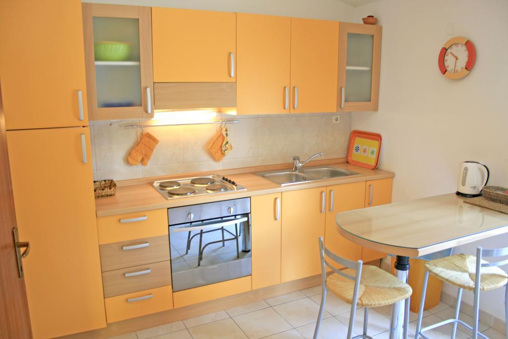 Apartments Villa Zvonimir Slatine Rum bild